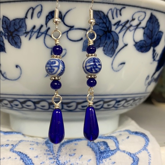 cocovalli Jewelry - NWOT Blue willow earrings blue Czech glass drops